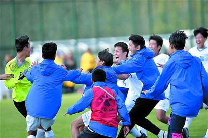 记者：阿坎吉因流感缺席训练，球员身体状况将于明日进行评估（记者：阿坎吉因流感缺席训练，身体状态将于明日评估）