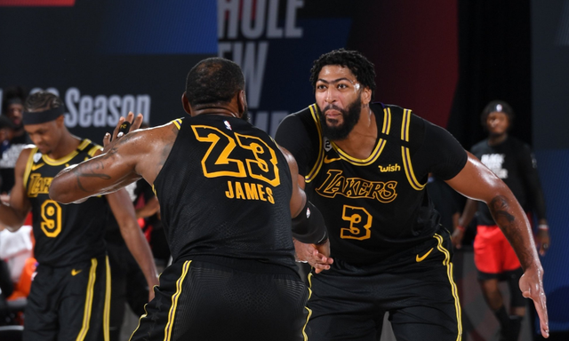 半场战报：温哥华白浪2-0洛杉矶，拉沃尔达、萨比建功（半场速递：温哥华白浪2-0领先洛杉矶，拉沃尔达与萨比相继破门）