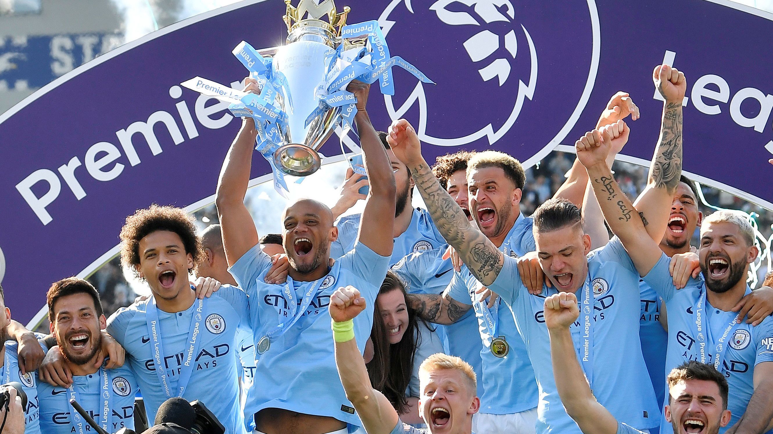 法尔克：凯恩与拜仁愿意续约至2028年，他愿意世界杯后再谈（法尔克：凯恩与拜仁有意将合同续至2028年，谈判将于世界杯后进行）