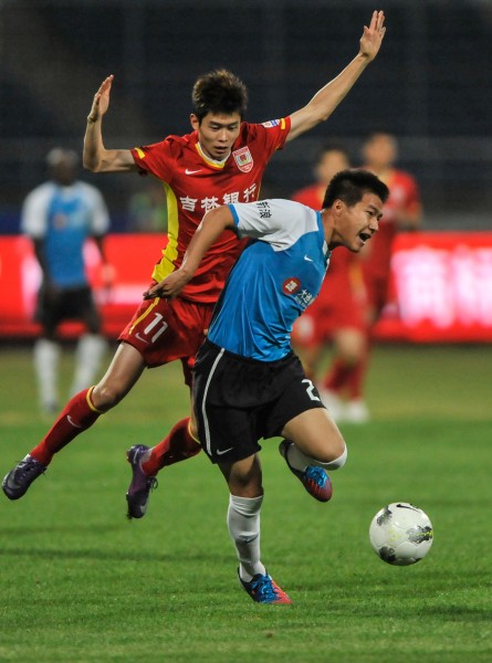 知名巴萨球迷：梅西不该偷偷的溜进诺坎普，这不是他家而是我们的（资深巴萨球迷：梅西不该私自闯入诺坎普，那是我们的主场不是他的家）