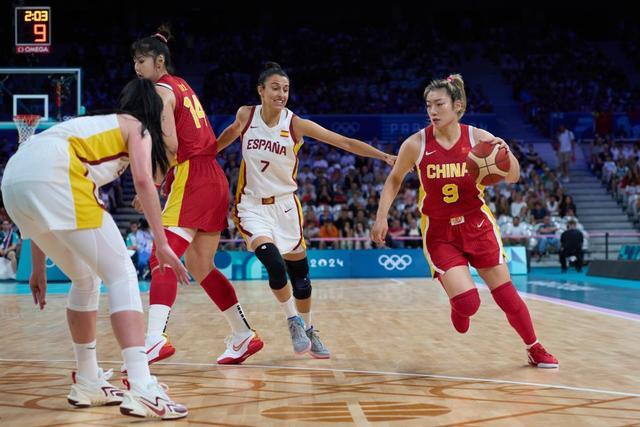 男子冰壶：中国5-2复仇菲律宾，三连胜稳居榜首，剑指冬奥（男子冰壶：中国5-2力克菲律宾，豪取三连胜领跑榜单，冲击冬奥）