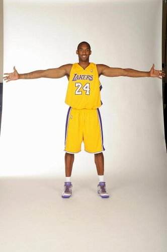 英超半场：姆伯莫造险，两队合计6脚射门，曼联0-0西汉姆联（英超半场战报：姆伯莫制造威胁，双方合计6次射门，曼联0-0西汉姆联）